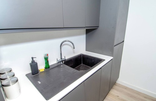 Bradford Apartment | Charming 2-Bedroom Apartment in Bradford with City Views