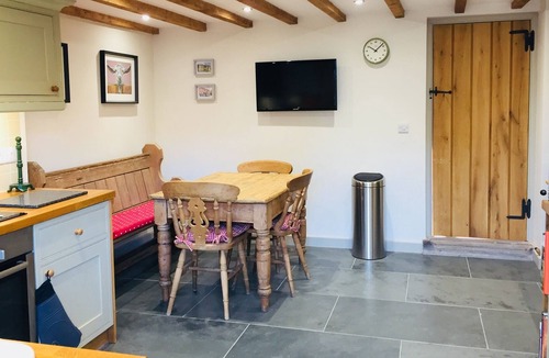 Melbourne Cottage | Charming 2 Bedroom Character Cottage - sleeps 4 people