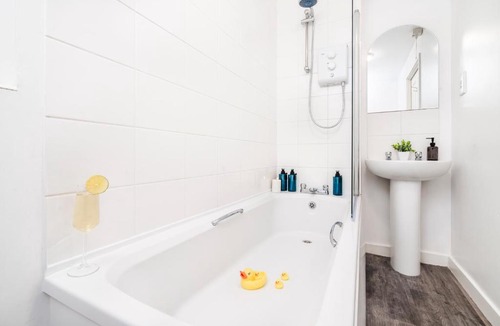 Oadby House | Charming 3-Bed House, Accommodates 6, Fast Wi-Fi, Perfect for Long Term Stays