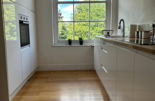 Grimsby Apartment | Charming 3-bedroom apartment with WiFi in Grimsby
