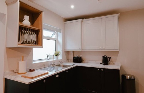 Pontefract House | Charming 3 Bedroom Townhouse - Centrally Located