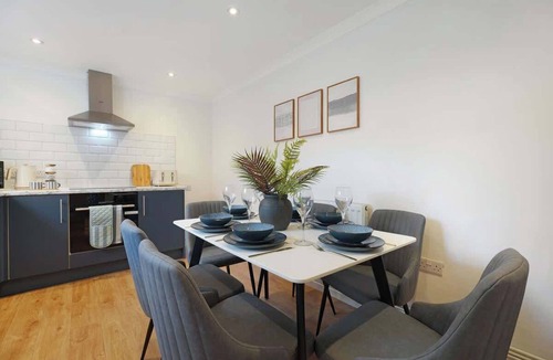 Hull House | Charming 4BR Retreat in Hull | Sleeps 8 | by Stay With Us