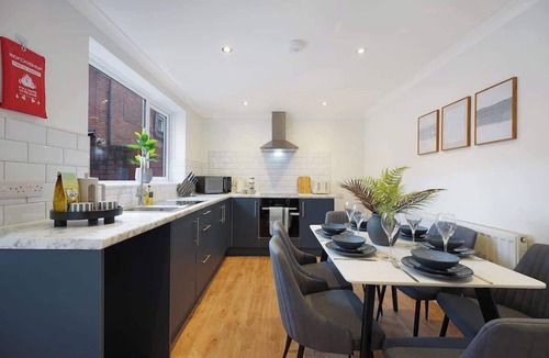 Hull House | Charming 4BR Retreat in Hull | Sleeps 8 | by Stay With Us