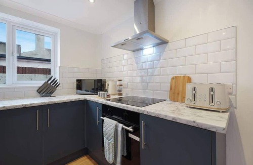Hull House | Charming 4BR Retreat in Hull | Sleeps 8 | by Stay With Us