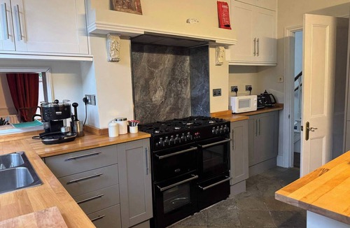 Sheffield House | Charming 4BDR Spacious Sheffield Home with Parking