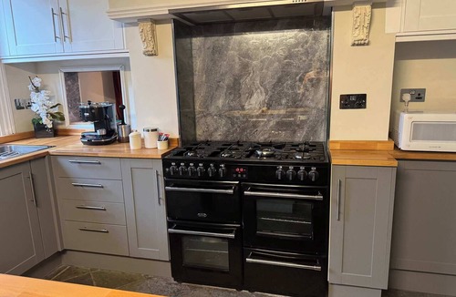 Sheffield House | Charming 4BDR Spacious Sheffield Home with Parking