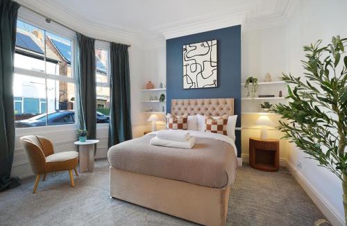 Hull House | Charming 4BR Retreat in Hull Sleeps 8 by Stay With Us