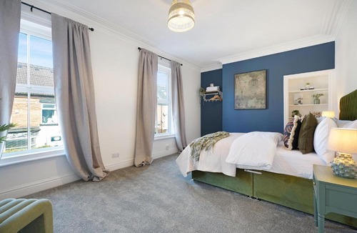 Hull House | Charming 4BR Retreat in Hull Sleeps 8 by Stay With Us