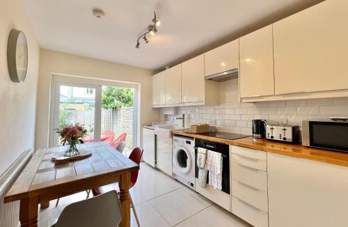 Windsor City Centre House | Charming Central Windsor 2 Bed Cottage Private Garden Legoland Ascot Windsor Castle Thorpe Park Heathrow Airport