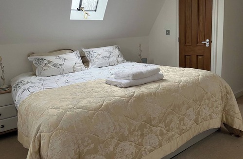 Silsoe House | Charming Detached Cottage Guest Room in Silsoe Village