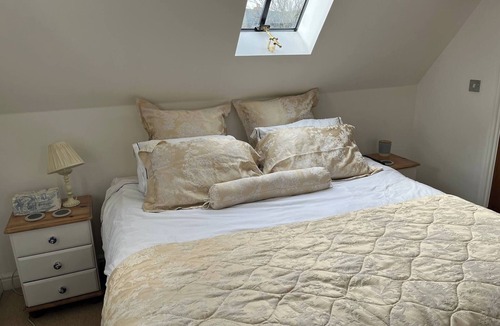 Silsoe House | Charming Detached Cottage Guest Room in Silsoe Village