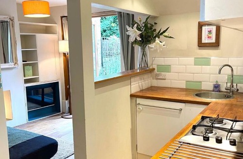 Tollington Apartment | Charming Garden Apartment | Near Emirates Stadium