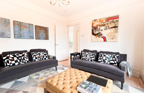 Greenwich West Apartment | Charming Historic 3BR Home - Steps to Greenwich Park - Cutty Sark & Royal Observatory