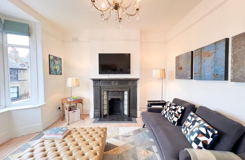 Greenwich West Apartment | Charming Historic 3BR Home - Steps to Greenwich Park - Cutty Sark & Royal Observatory