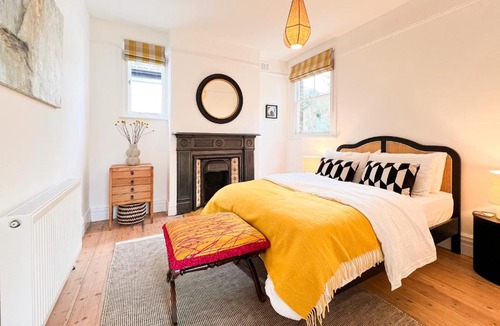 Greenwich West Apartment | Charming Historic 3BR Home - Steps to Greenwich Park - Cutty Sark & Royal Observatory
