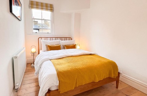Greenwich West Apartment | Charming Historic 3BR Home - Steps to Greenwich Park - Cutty Sark & Royal Observatory