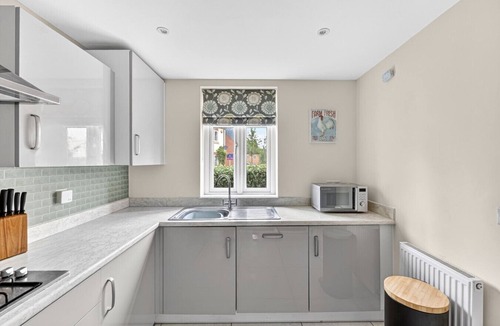 Buckingham House | Charming House Sleeps 6 Driveway Parking Garden Work Desk Fast Wifi Yoko Property