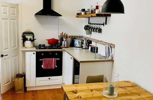 Walworth Apartment | Charming one Bedroom Victorian Flat in Residential Neighbourhood