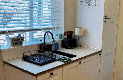 Walworth Apartment | Charming one Bedroom Victorian Flat in Residential Neighbourhood