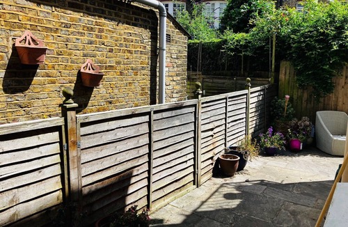 Walworth Apartment | Charming one Bedroom Victorian Flat in Residential Neighbourhood