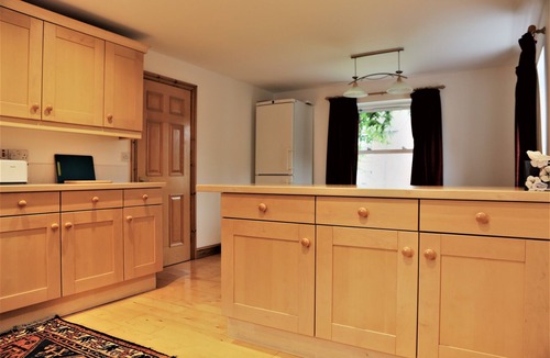 Tetford Cottage | Charming Rose Cottage 3 bedroom home sleeps 7