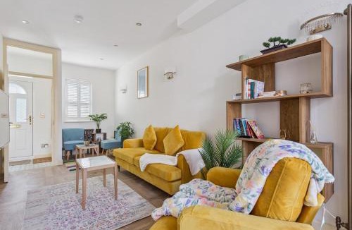 Windsor City Centre House | Charming Windsor Cottage, Castle Views, Garden & Walk Everywhere - By Tempstay