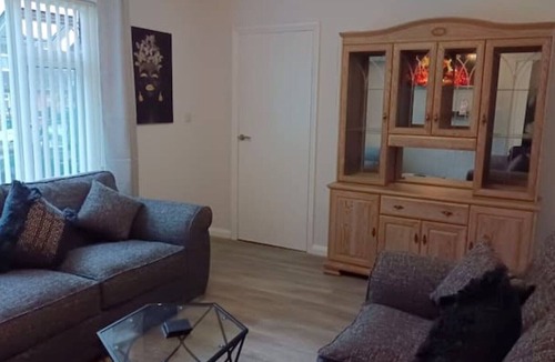 Newark upon Trent House | Cheerful 3 Bedroom Apartment