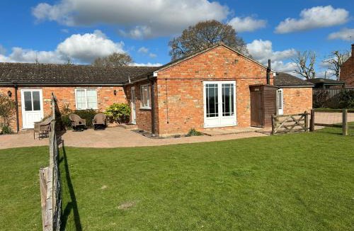 Skegness House | Cherry Cottage Private Fishing Lake Dogs Welcome