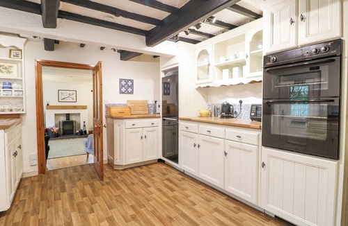 Barkestone Le Vale House | CHERRY TREE COTTAGE, pet friendly, with open fire in Stathern