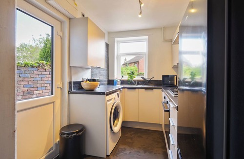 Chesterfield House | Chesterfield 2 Bed, near town, hospital and Peaks