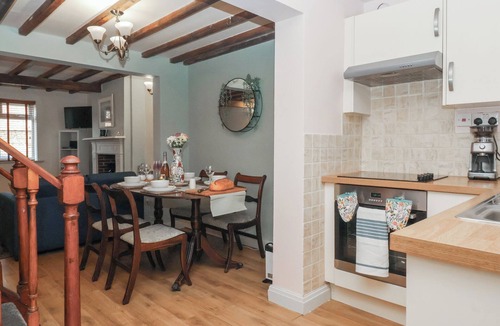 Driffield Cottage | CHESTNUT COTTAGE, pet friendly, with open fire in Great Driffield