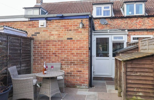 Driffield Cottage | CHESTNUT COTTAGE, pet friendly, with open fire in Great Driffield