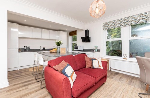 Roundhay Apartment | Chic 2-Bed Retreat in the Heart of Oakwood!