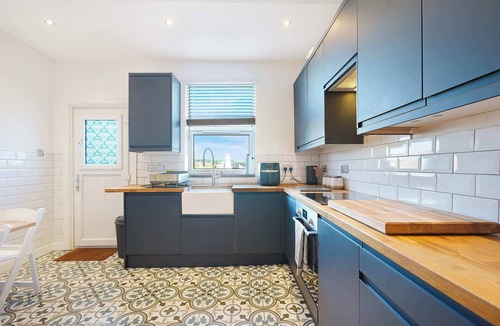 Thurnscoe Apartment | Chic 3BR Rotherham Parking WIFI By stay with us