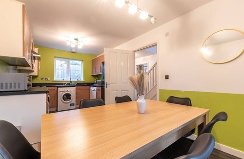 Peterborough House | Chic and Roomy 3-Bedroom Home with Wifi in Peterborough