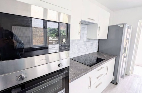 Wainscot Apartment | Chic Double En-suite-Parking Discounted long Stay