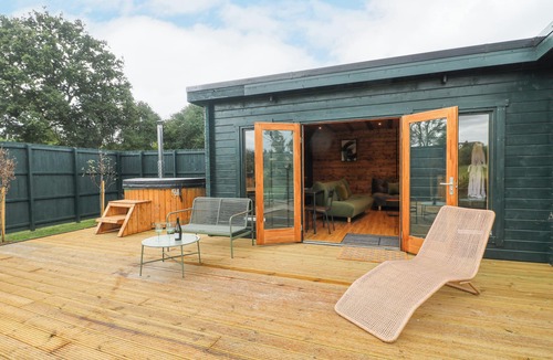 South Luffenham Cottage | CHICKEN RUN, pet friendly, with hot tub in Stamford