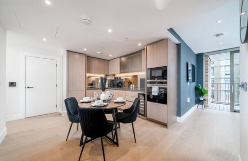Queenstown Apartment | Chill 2BR Flat | Balcony & Gym Access