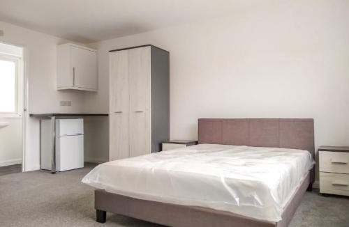 Corby House | City Vacations Corby near Rockingham Double en- suite room in shared property Communal kitchen & garden