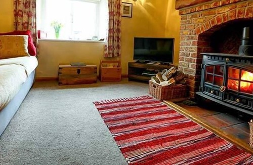 Helperthorpe Cottage | CLARA'S COTTAGE, pet friendly, with open fire in West Lutton