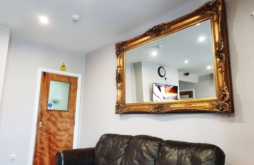 Marston Green Apartment | Classic Twin Room - Royal Square Hotel - Birmingham Airport & NEC