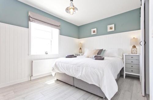 Bournemouth House | COASTGUARD COTTAGES by BOURNECOAST - A Charming Victorian Holiday Home with SEA VIEWS, Parking and Garden - HB6098