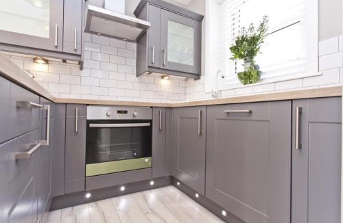 Bournemouth House | COASTGUARD COTTAGES by BOURNECOAST - A Charming Victorian Holiday Home with SEA VIEWS, Parking and Garden - HB6098