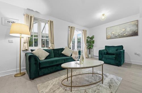 Solihull House | Comfort Lodge - Modern 5 bed house w 2 bathrooms, parking & gardens