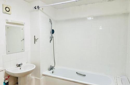 Stonebridge Apartment | Comfortable 2-Bed Apartment - Great Links to Central London and Heathrow