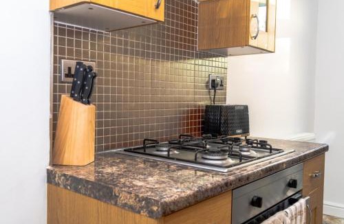 Heworth House | Comfortable 3BR Home, Steps from York Town Centre, Sleeps 6, Free Parking