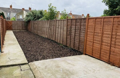 Grimsby House | Comfortable 4-bedroom serviced accommodation in Grimsby with private garden and on-street parking