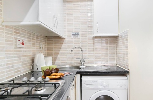 Somers Town Bed & Breakfast | Comfortable Double Room - Shared Bathroom - M