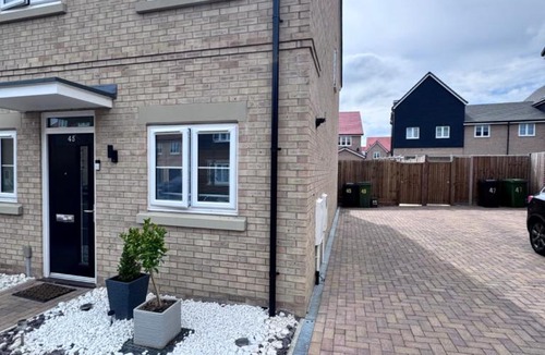 Peterborough House | Comfortable En-suite room in peaceful Hampton Home