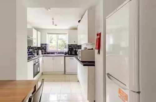 Oxford House | Comfortable ensuite bedroom in the heart of Cowley